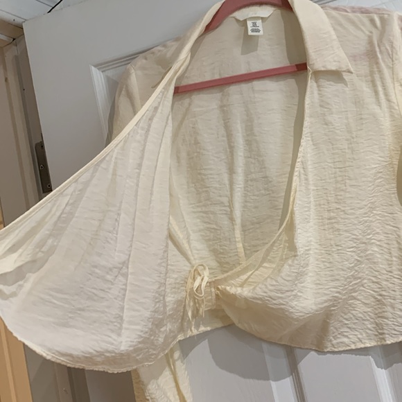 Delicate cream cross tie blouse from H&M.🍨 - Picture 7 of 8